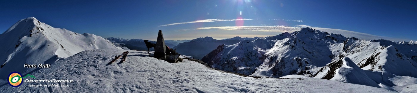 52 Vista panoramica da Cima Villa (2050 m) verso Mincucco, Ponteranica a dx e Pizzo delle segade a sx.jpg